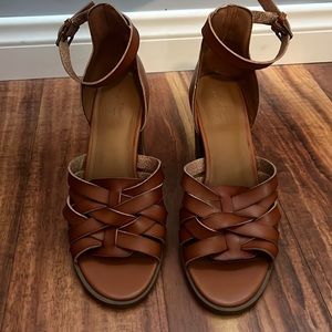 Vintage Thread size 8 leather sandal heels
